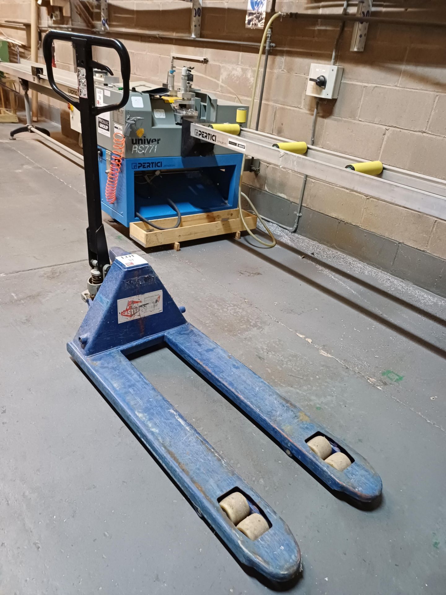 Hand operated pallet truck