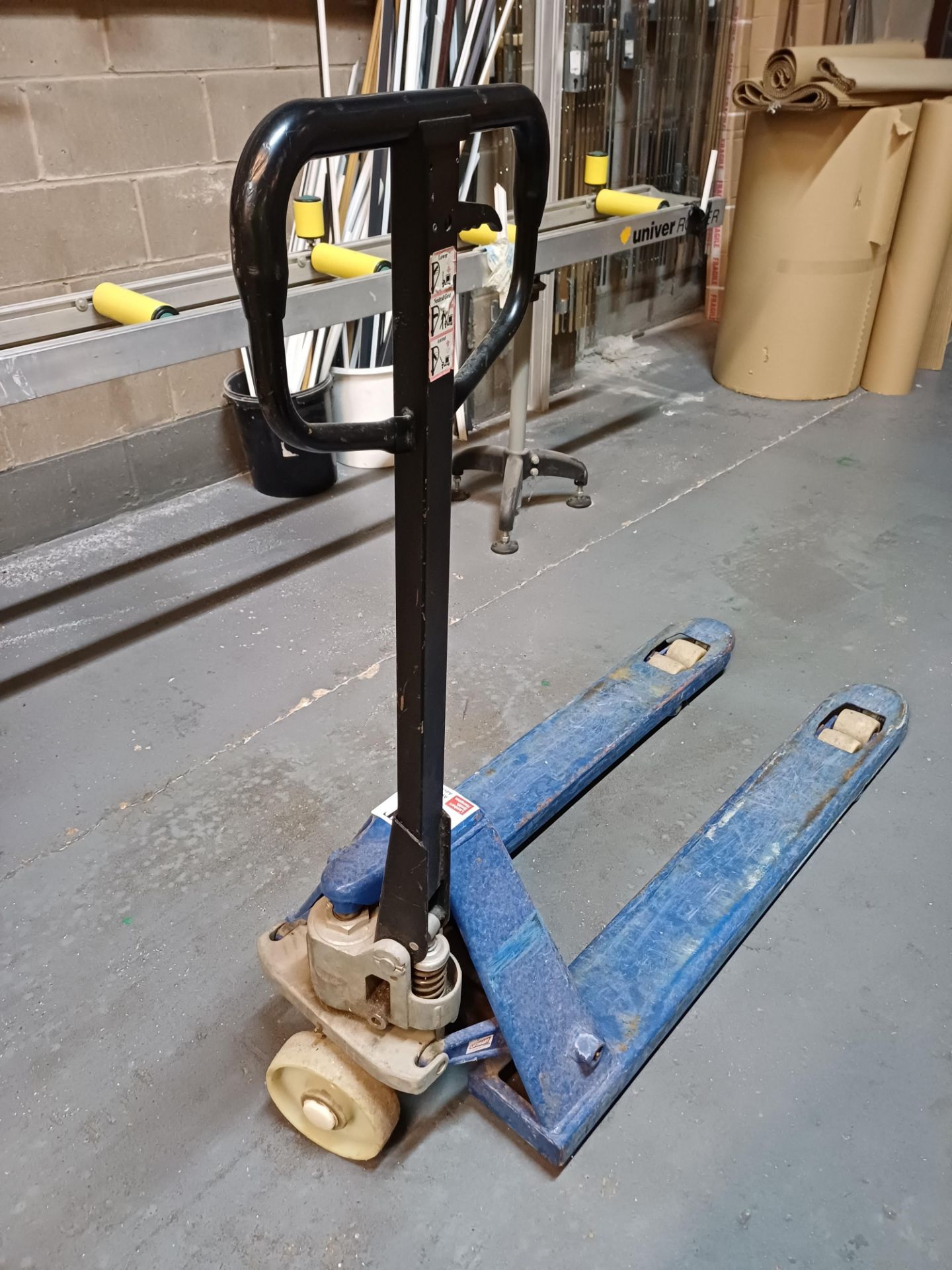Hand operated pallet truck - Image 2 of 3