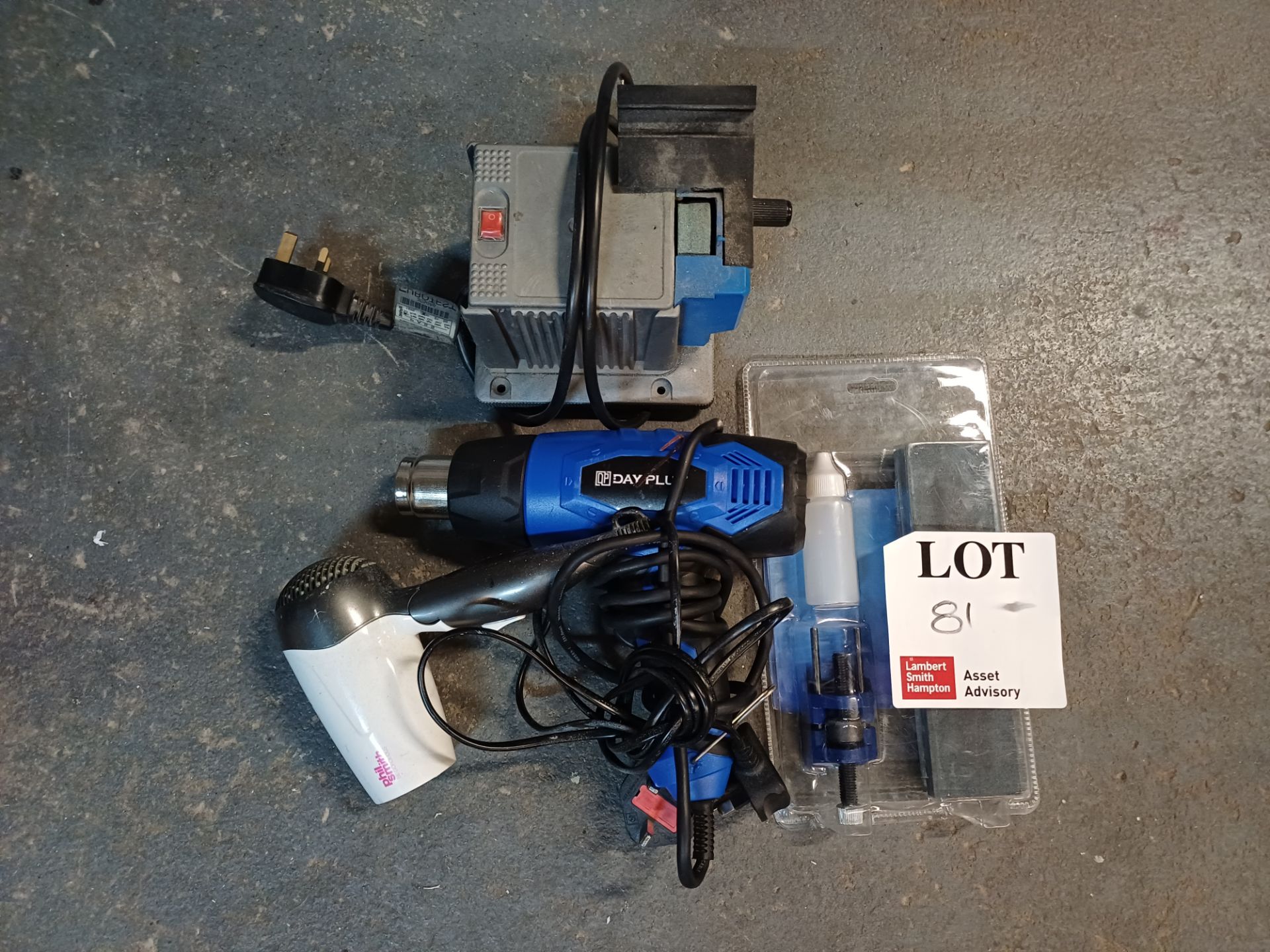 Small bench top grinder, 240v, hot air blower, hair dryer and sharpening kit - Image 3 of 4