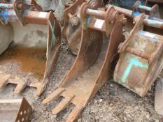 Excavator bucket Pin diameter: 60mm Pin gap: 260mm Pin center: 440mm Please note; This LOT is