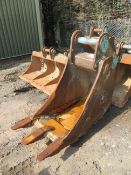 JCB excavator bucket Pin diameter: 80mm Pin gap: 310mm Pin center: 540mm Please note; This LOT is