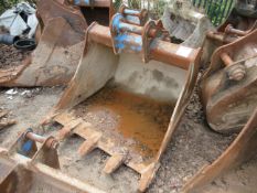 Excavator bucket Pin diameter: 60mm Pin gap: 260mm Pin center: 440mm Please note; This LOT is