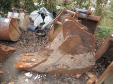 Excavator bucket Pin diameter: 60mm Pin gap: 260mm Pin center: 440mm Please note; This LOT is
