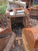 Strikland excavator bucket Pin diameter: 60mm Pin gap: 260mm Pin center: 440mm Please note; This LOT