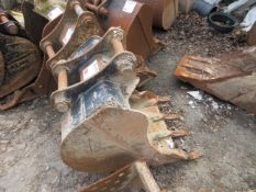 One excavator bucket Pin diameter: 40mm Pin gap: 180mm Pin center: 380mm Please note; This LOT is
