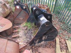 JCB excavator bucket Pin diameter: 80mm Pin gap: 310mm Pin center: 530mm Please note; This LOT is