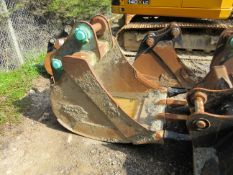 JCB excavator bucket Pin diameter: 80mm Pin gap: 310mm Pin center: 540mm Please note; This LOT is