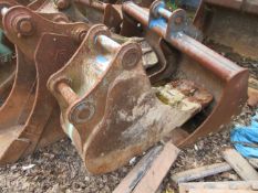 Excavator bucket Pin diameter: 60mm Pin gap: 260mm Pin center: 440mm Please note; This LOT is