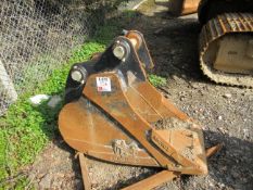 Rhinox 12B24-BB-PN excavator bucket Pin diameter: 60mm Pin gap: 260mm Pin center: 440mm Please note;