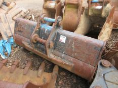 JCB excavator bucket Pin diameter: 80mm Pin gap: 310mm Pin center: 530mm Please note; This LOT is
