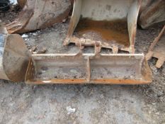One excavator bucket Pin diameter: 40mm Pin gap: 180mm Pin center: 380mm Please note; This LOT is