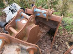 Two excavator buckets (1) Pin diameter: 60mm Pin gap: 260mm Pin center: 440mm (2) Pin diameter: 80mm
