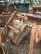 Excavator bucket Pin diameter: 60mm Pin gap: 260mm Pin center: 440mm Please note; This LOT is