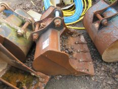 One excavator bucket Pin diameter: 40mm Pin gap: 180mm Pin center: 380mm Please note; This LOT is