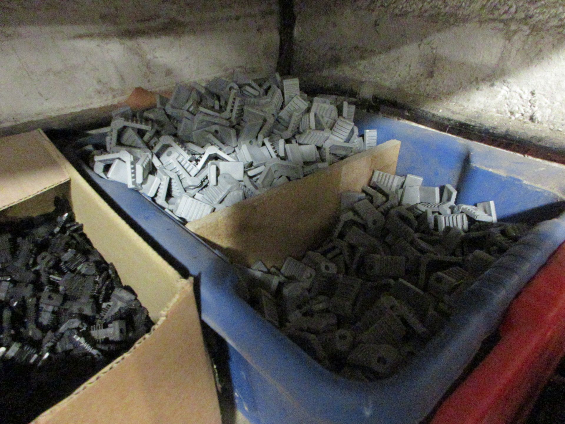 Quantity of consumable stock including aluminium struts, spacers, joiners, flex keys, thermo - Image 10 of 20