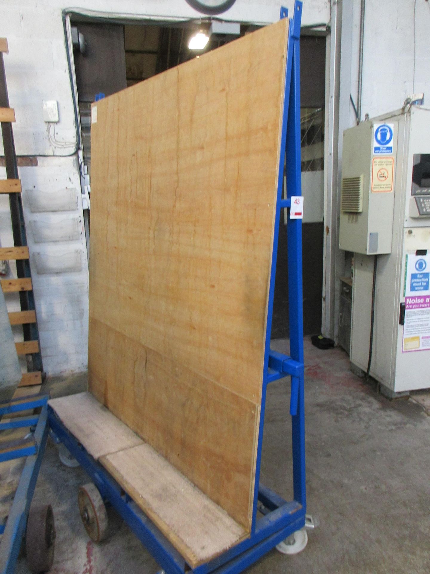 Mobile metal frame single sided extendable glass rack, 1500 x 600 x H: 2100mm