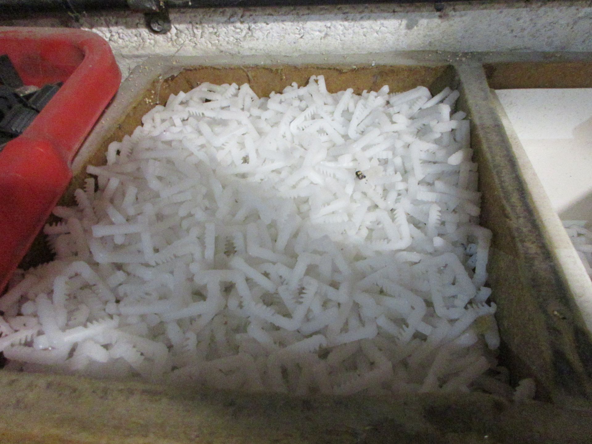 Quantity of consumable stock including aluminium struts, spacers, joiners, flex keys, thermo - Image 9 of 20