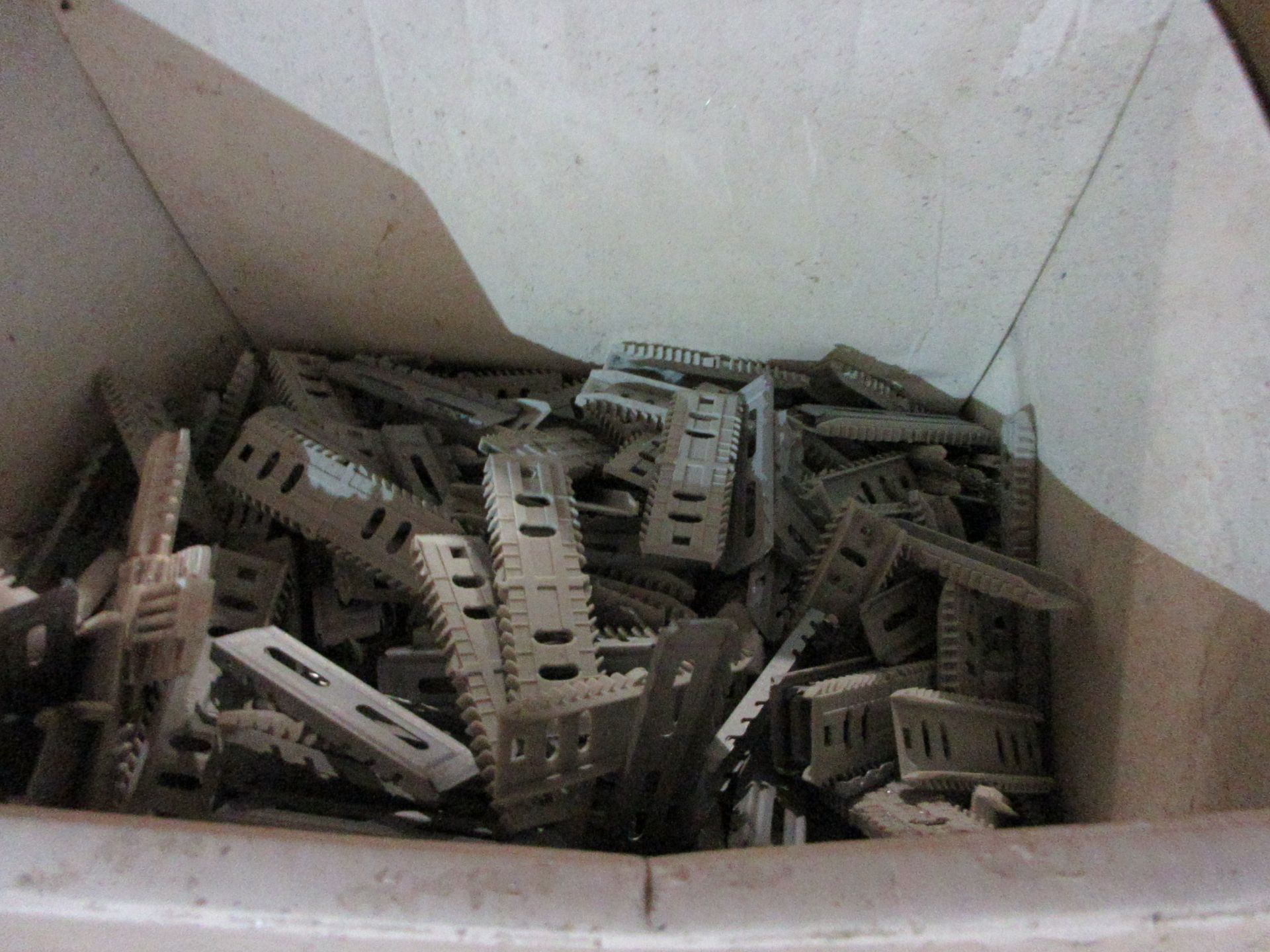 Quantity of consumable stock including aluminium struts, spacers, joiners, flex keys, thermo - Image 3 of 20