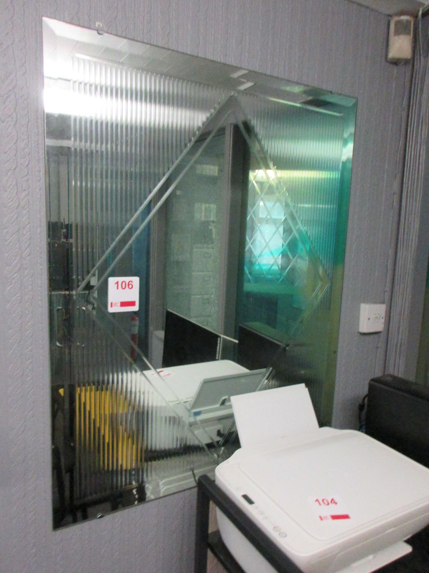 Wall mounted mirror, 800 x 1000mm - Image 2 of 3