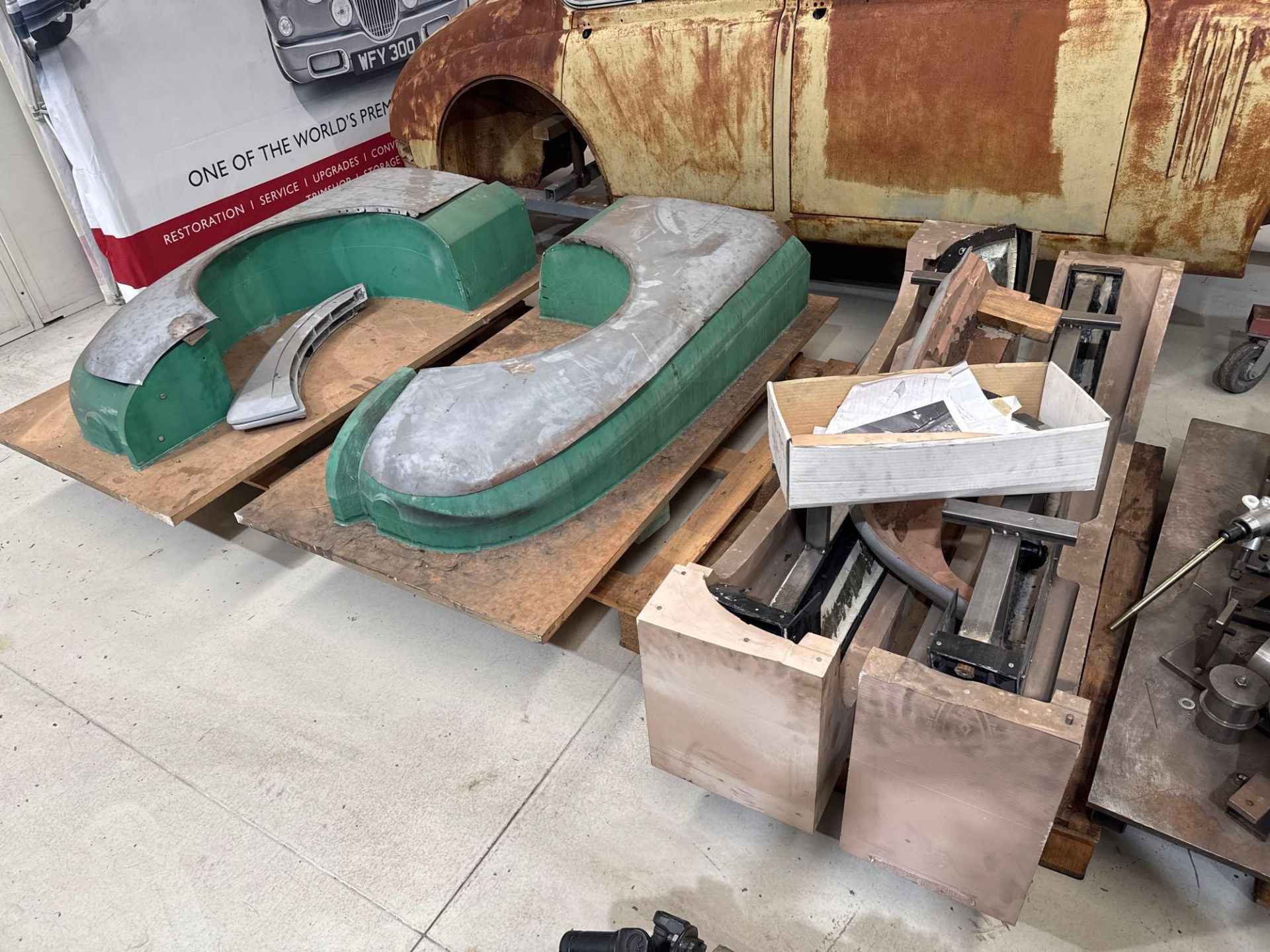 Jaguar Callum Mk2 sister shell and other parts for the project (only ...