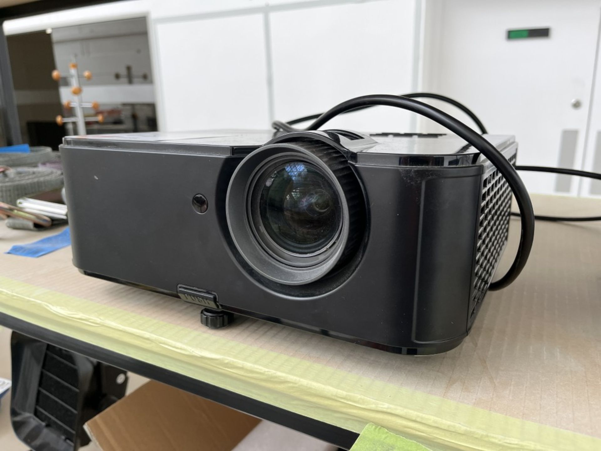 Infocus IN3128HD projector (2013) - Image 3 of 6