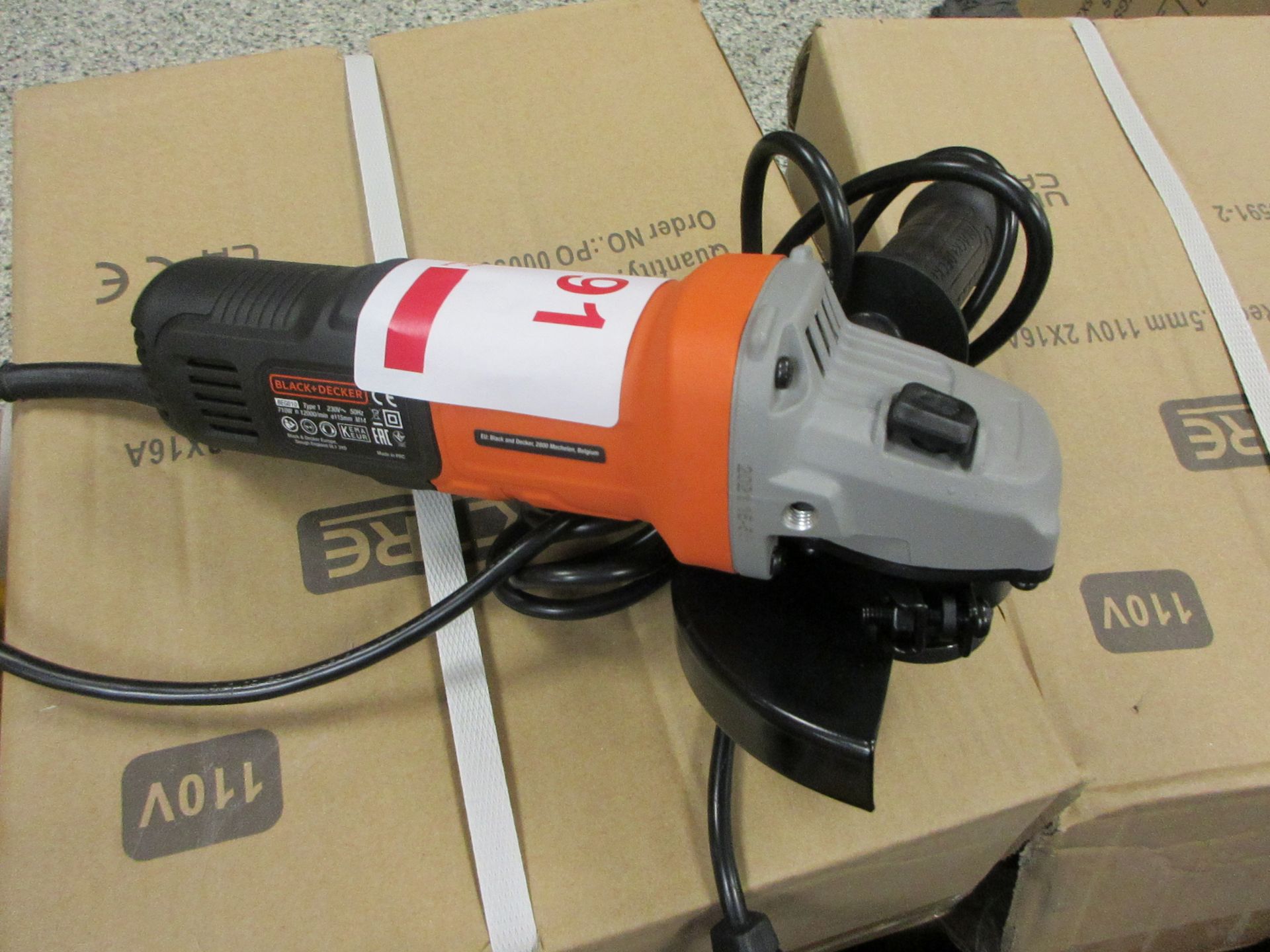 Black & Decker BEG010 710w 115mm angle grinder, 240v - Image 2 of 3