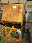 Mobile forklift tipping skip