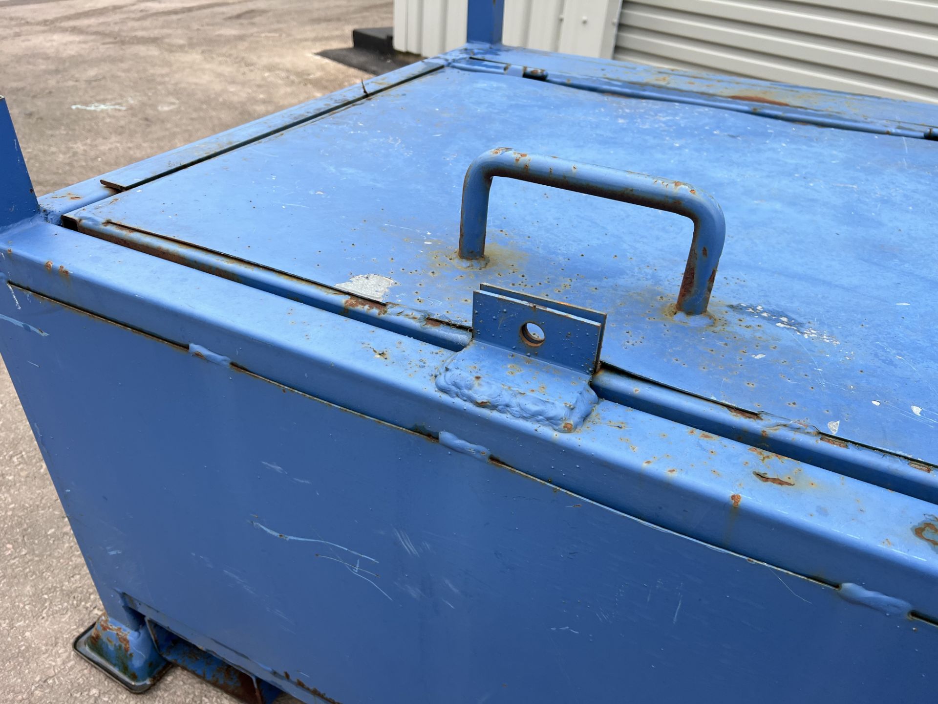 Heavy duty lockable toolbox stillage, W: 95cm L: 95cm W: 55cm High1000kg SWL - Image 3 of 6