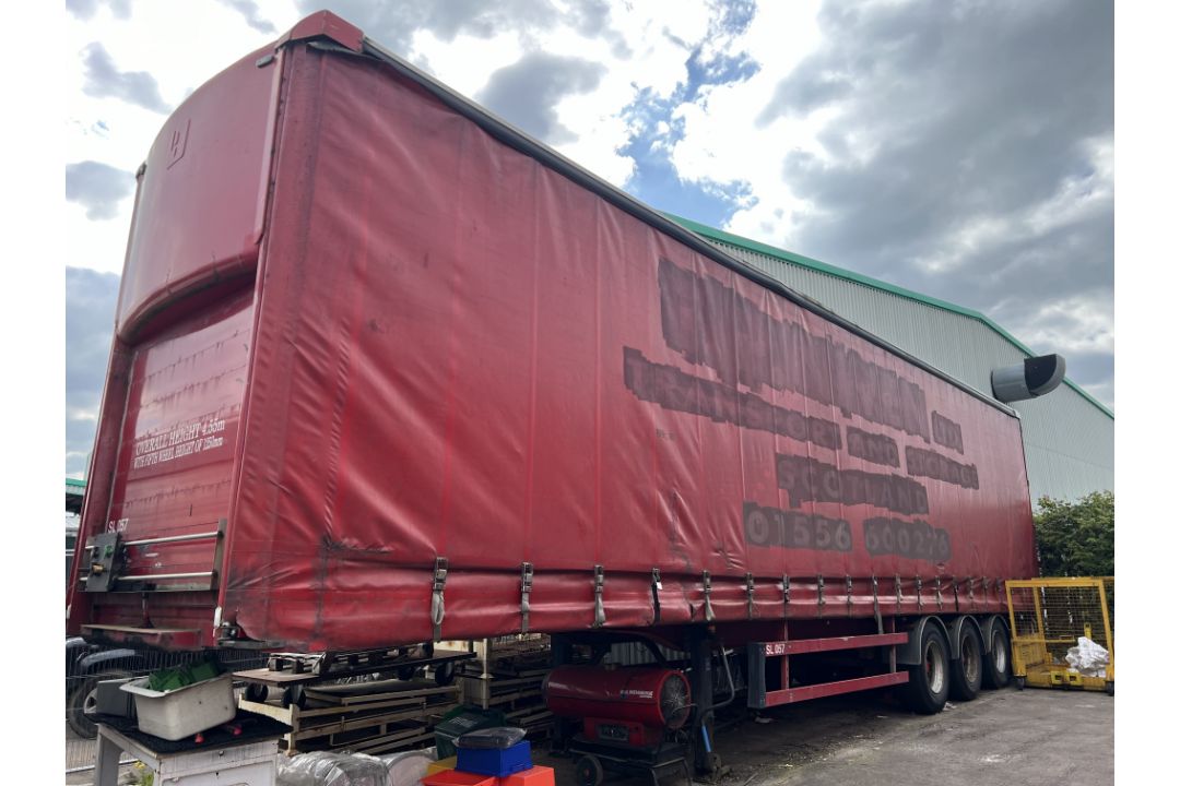 Fruehauf Ltd tri-axle Curtainside trailer, ID Mark: C144868, Serial no: H00500005088 (2004) - Image 1 of 8