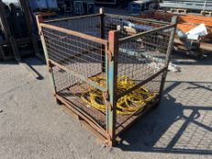 Stackable pallet stillage