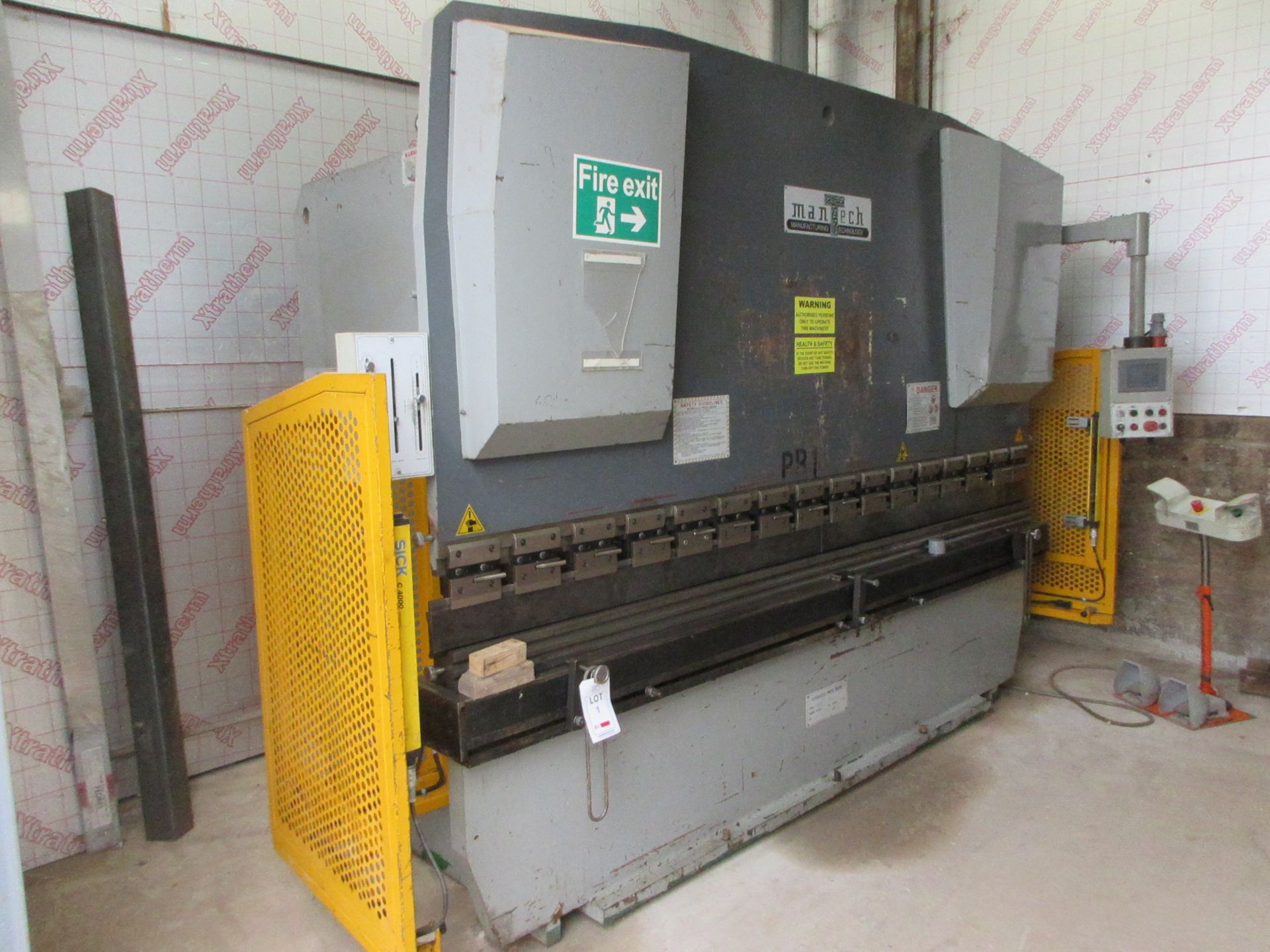 Man Tech HP32160 160 tonne hydraulic press break, serial no. W2007-108 (2009), width 3200mm with