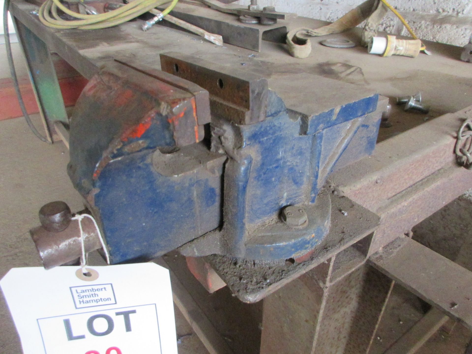 Metal frame/top work bench, size 2.5m x 1m with 4" bench top vice (excluding contents) - Image 2 of 3