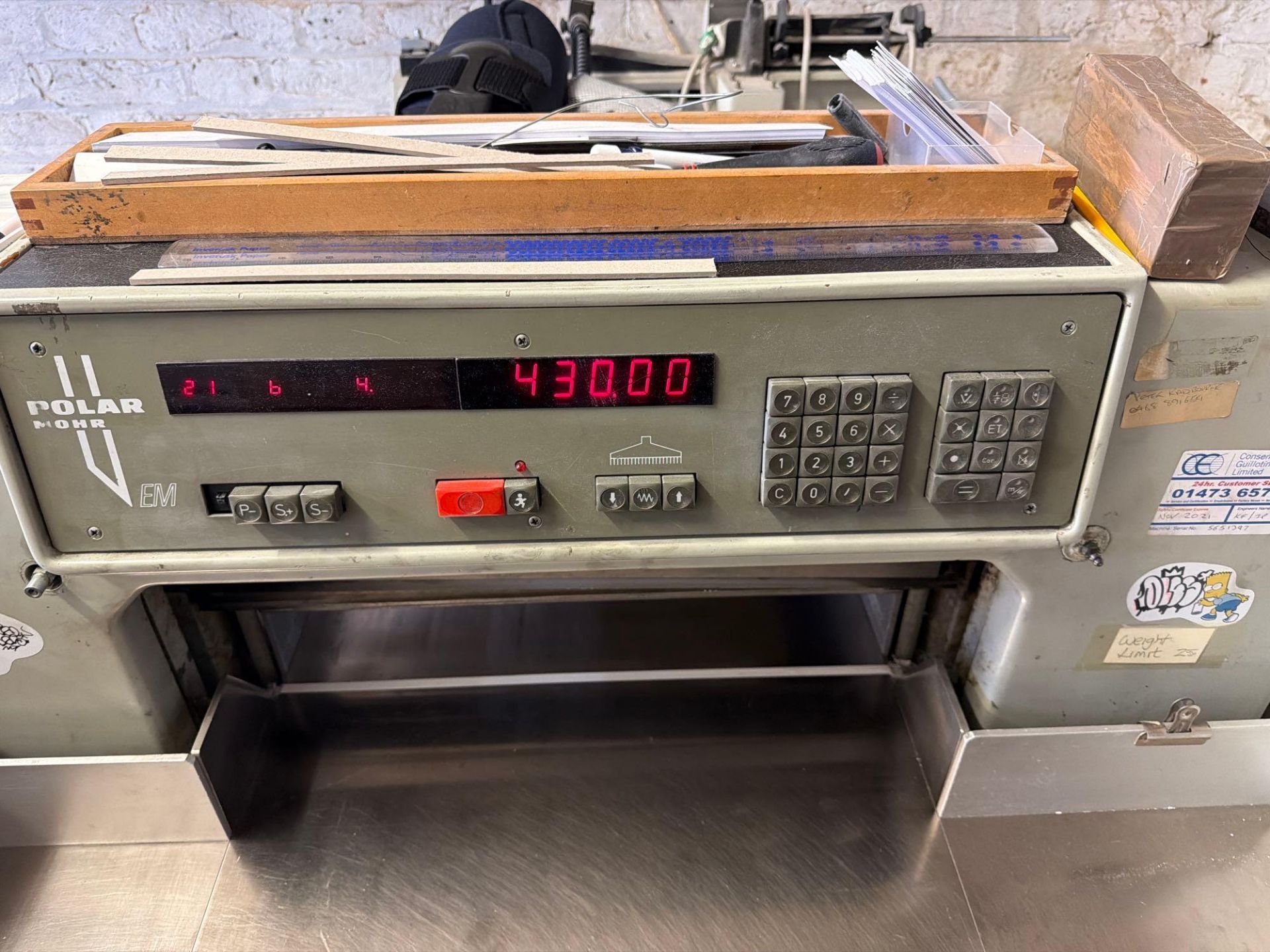 Polar Mohr EM55 hydraulic paper guillotine (1986)Serial Number: 5651397 1986Additional Information: - Image 4 of 6