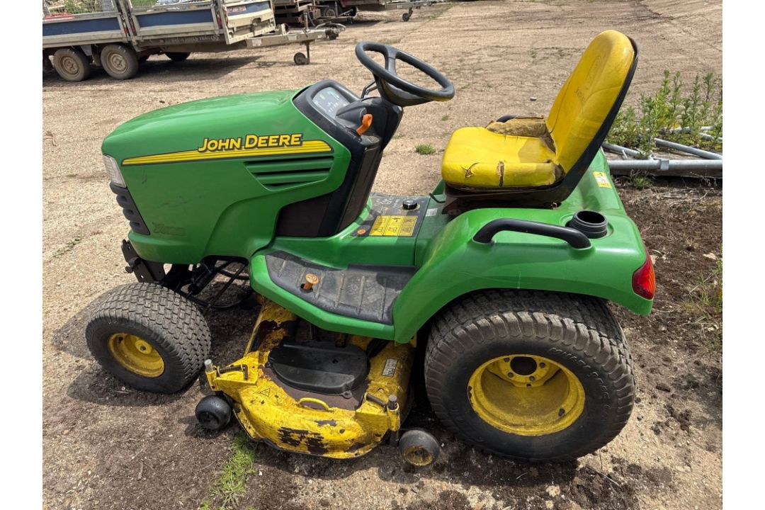 John Deere X495 Heavy diesel garden tractor - Image 1 of 8