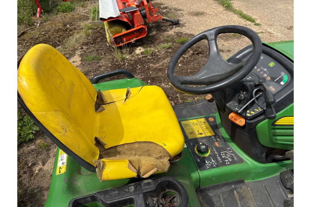 John Deere X495 Heavy diesel garden tractor - Image 6 of 8