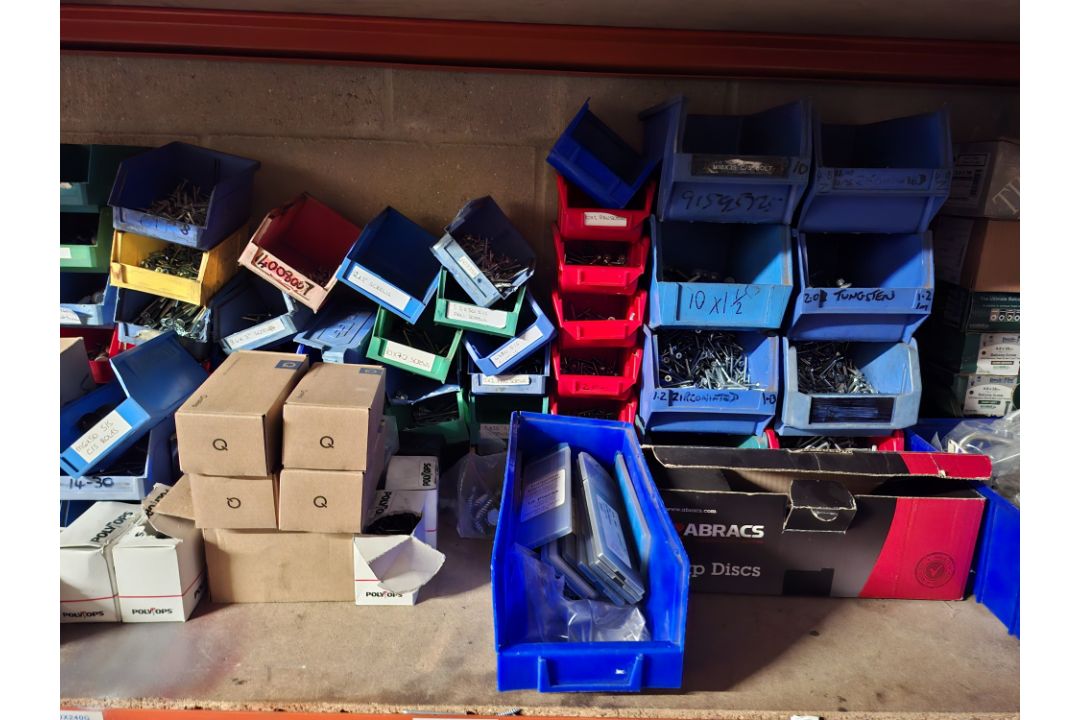 Contents of shelf to include various well plugs, screws, polytop bungs, electrodes, plasstic storage - Image 3 of 6