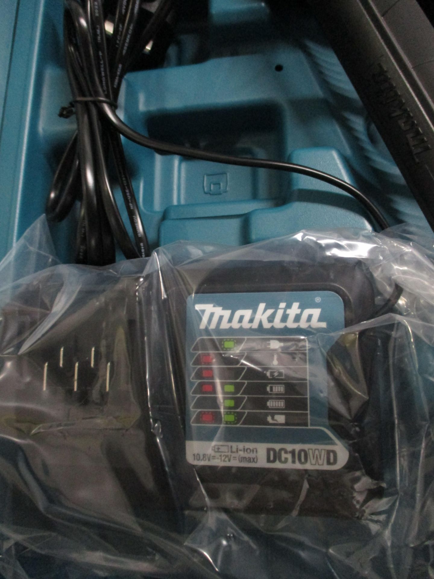 Makita CG100DWAEA 12V Cordless Caulking Gun Complete with (2) 12V Batteries & Charger (Unused) - Image 4 of 8