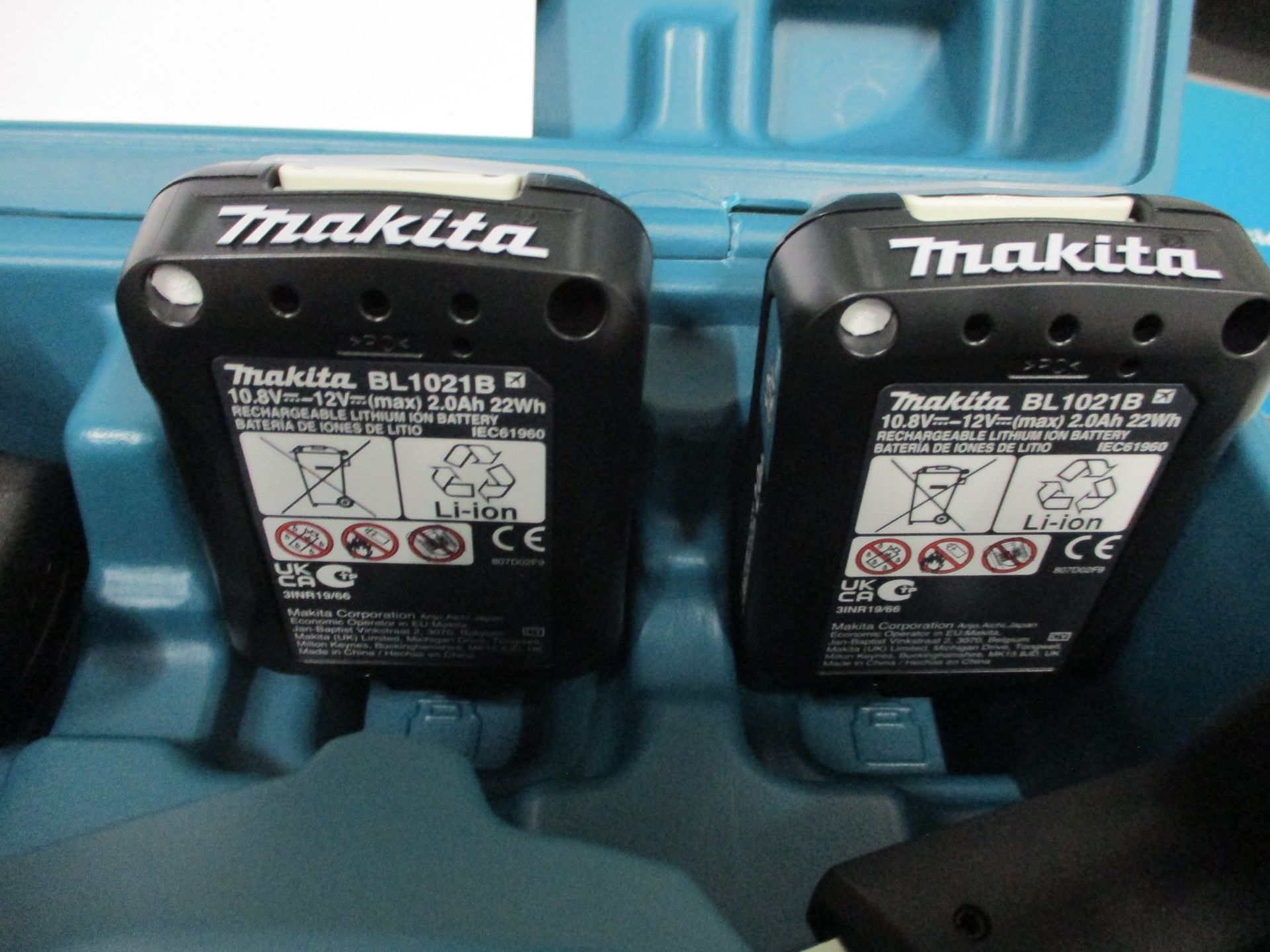 Makita CG100DWAEA 12V Cordless Caulking Gun Complete with (2) 12V Batteries & Charger (Unused) - Image 3 of 8