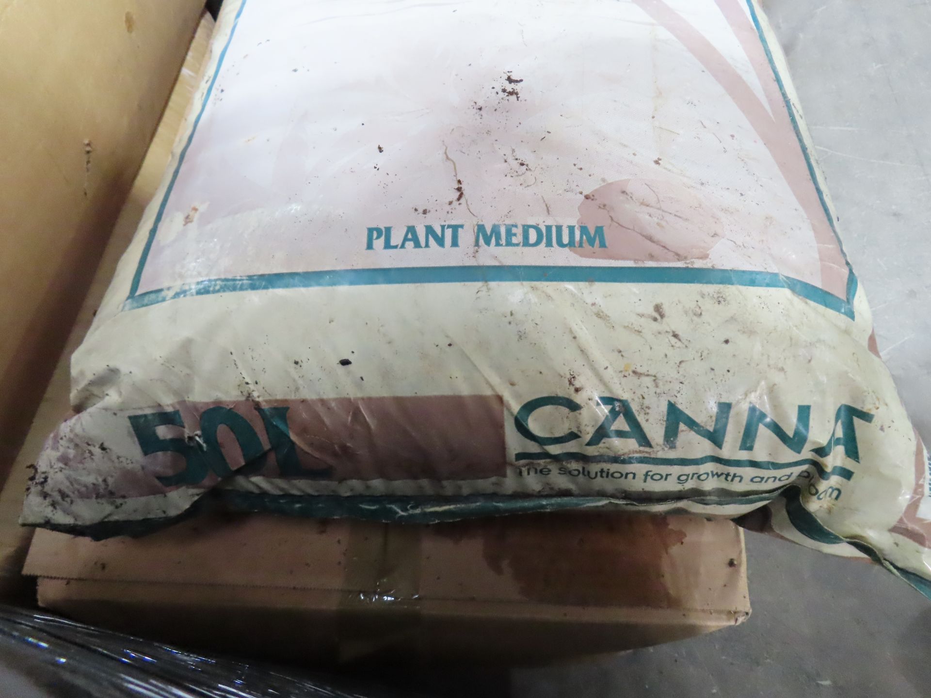 1x Coco natural growing canna coco 50L and 6x Indica nutrients terramix professional substrate 50L. - Image 3 of 4