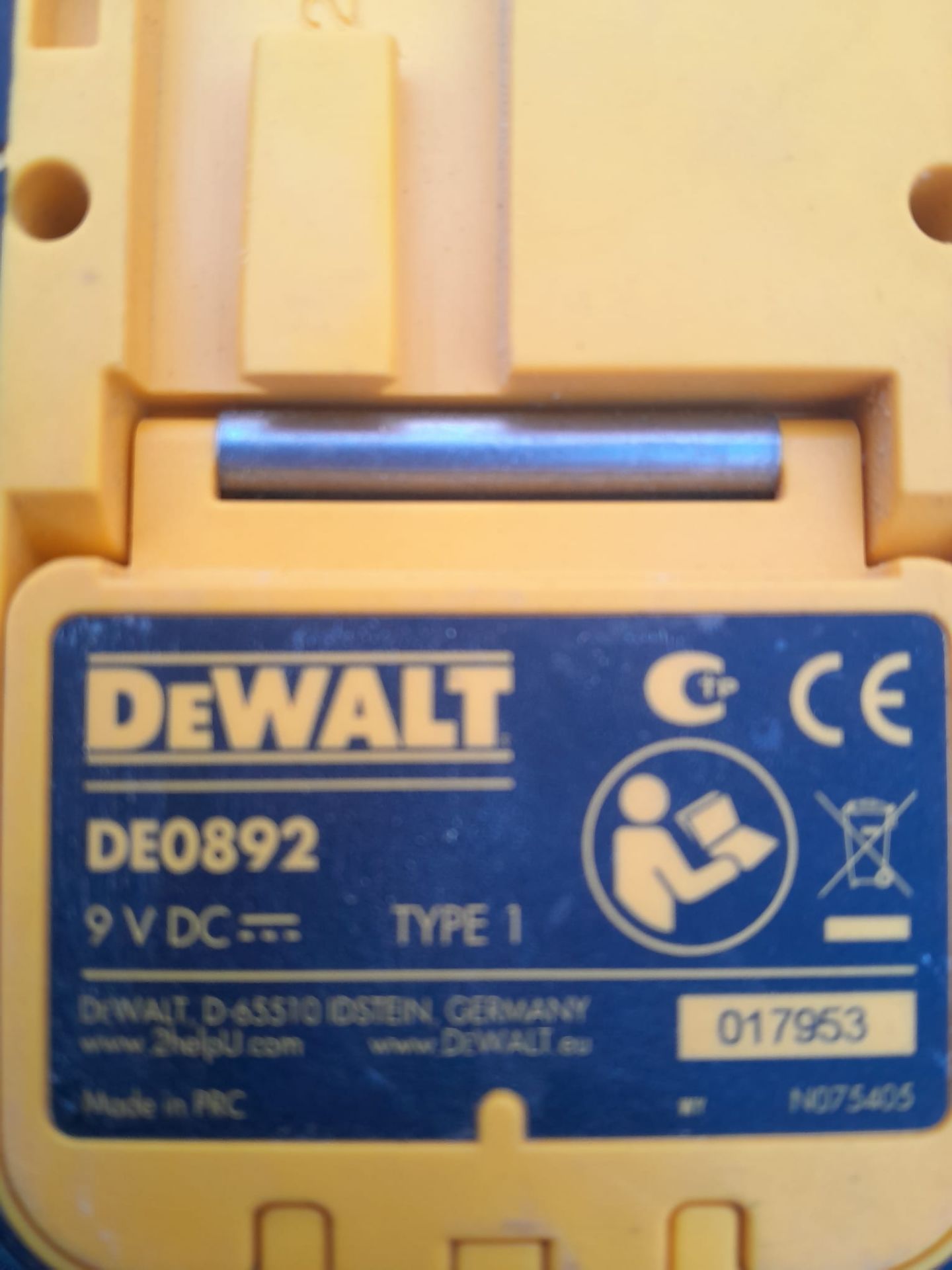Dewalt DW089 laser level and Dewalt DE0892 laser detector with carry case - Image 4 of 4