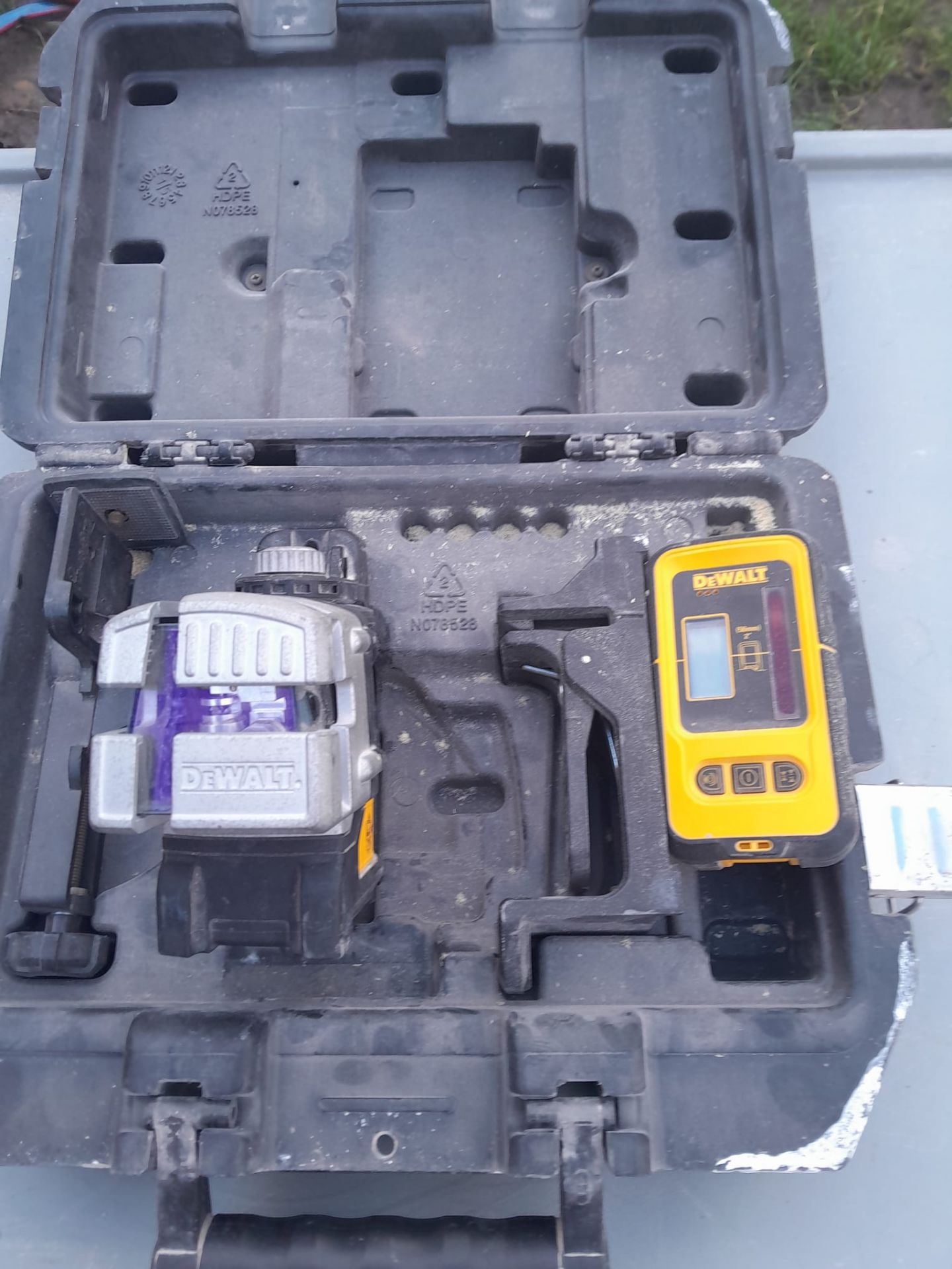 Dewalt DW089 laser level and Dewalt DE0892 laser detector with carry case - Image 2 of 4