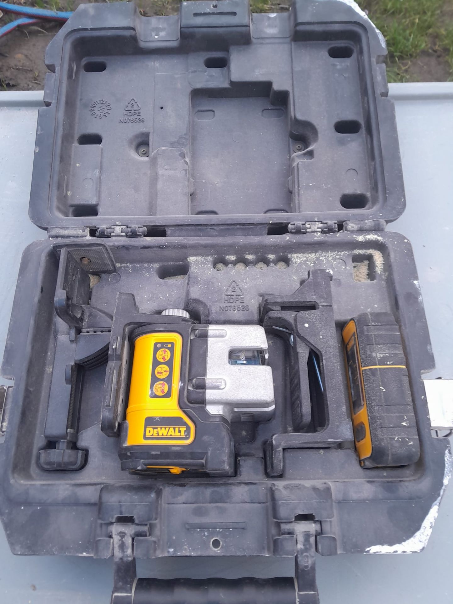 Dewalt DW089 laser level and Dewalt DE0892 laser detector with carry case
