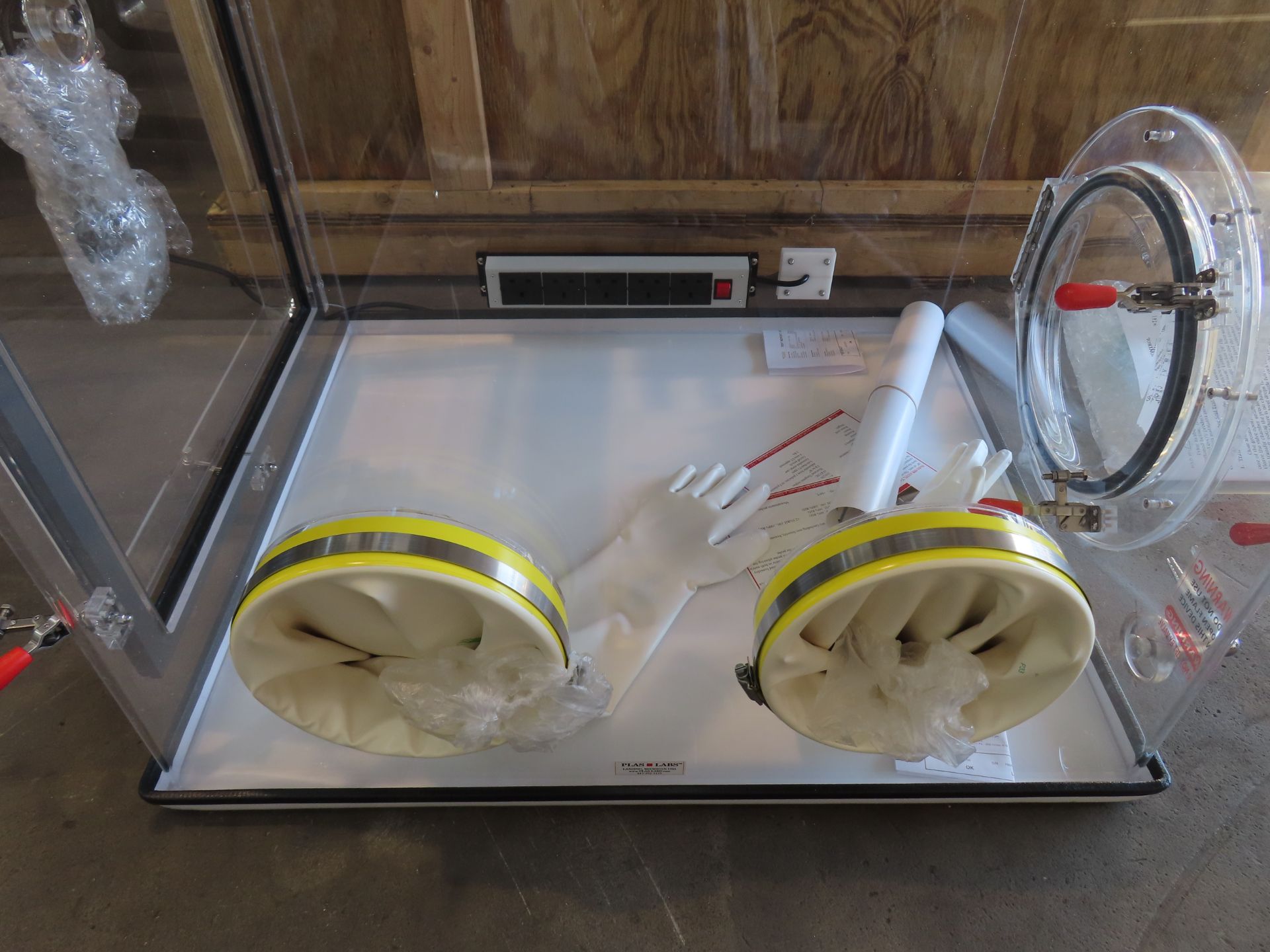 An Anerobic Chamber/Sealed Isolation Glove Box with airlock transfer chamber, dual pressure gauges, - Image 5 of 9