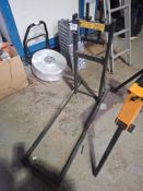 Floorstanding log-clamp