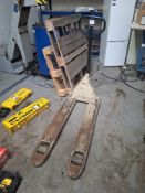 Crown 2000kg pallet truck – Delayed collection until end of clearance