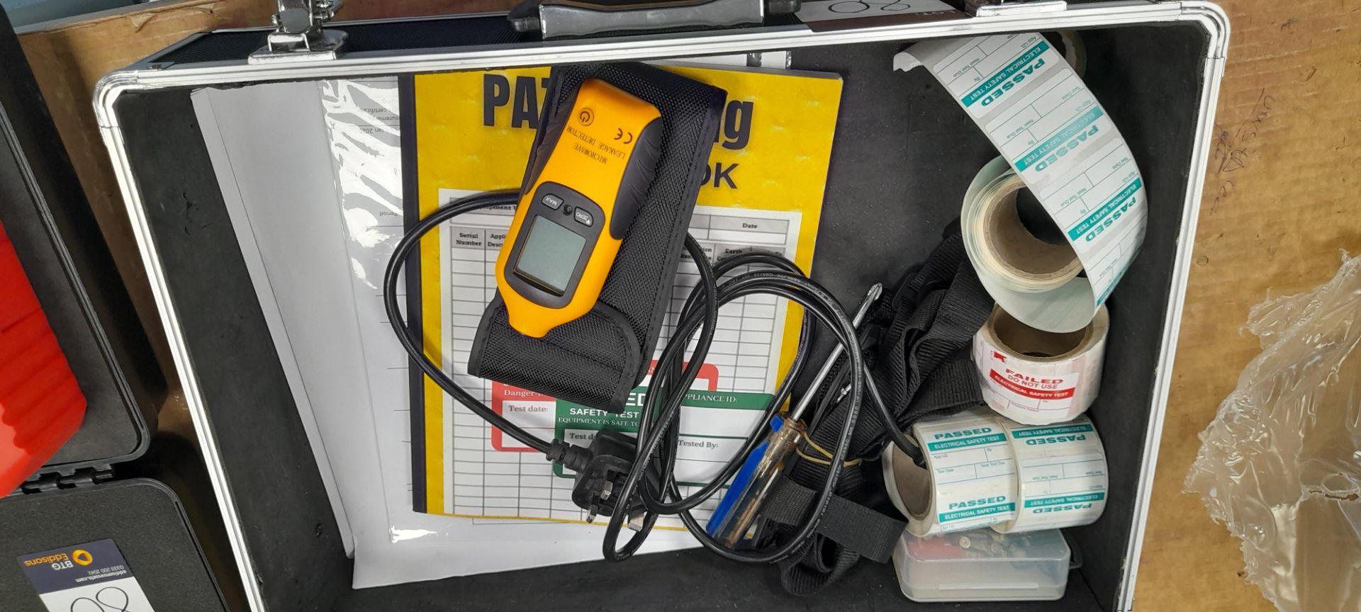 UNI-T UT528 PAT Tester, Serial Number 820002980 & Microwave Leakage Detector. Located on first - Image 4 of 4
