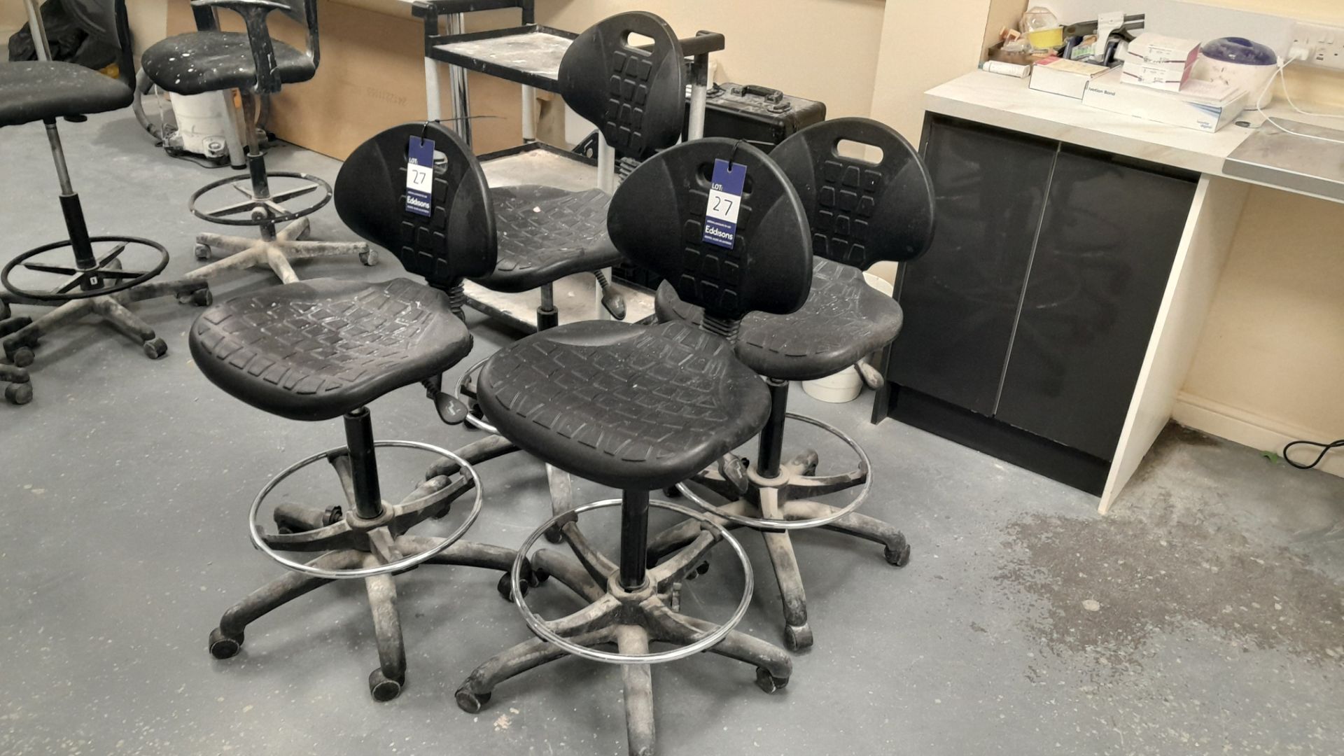 4 : Various plastic operators chairs as lotted per photographs - Image 2 of 2