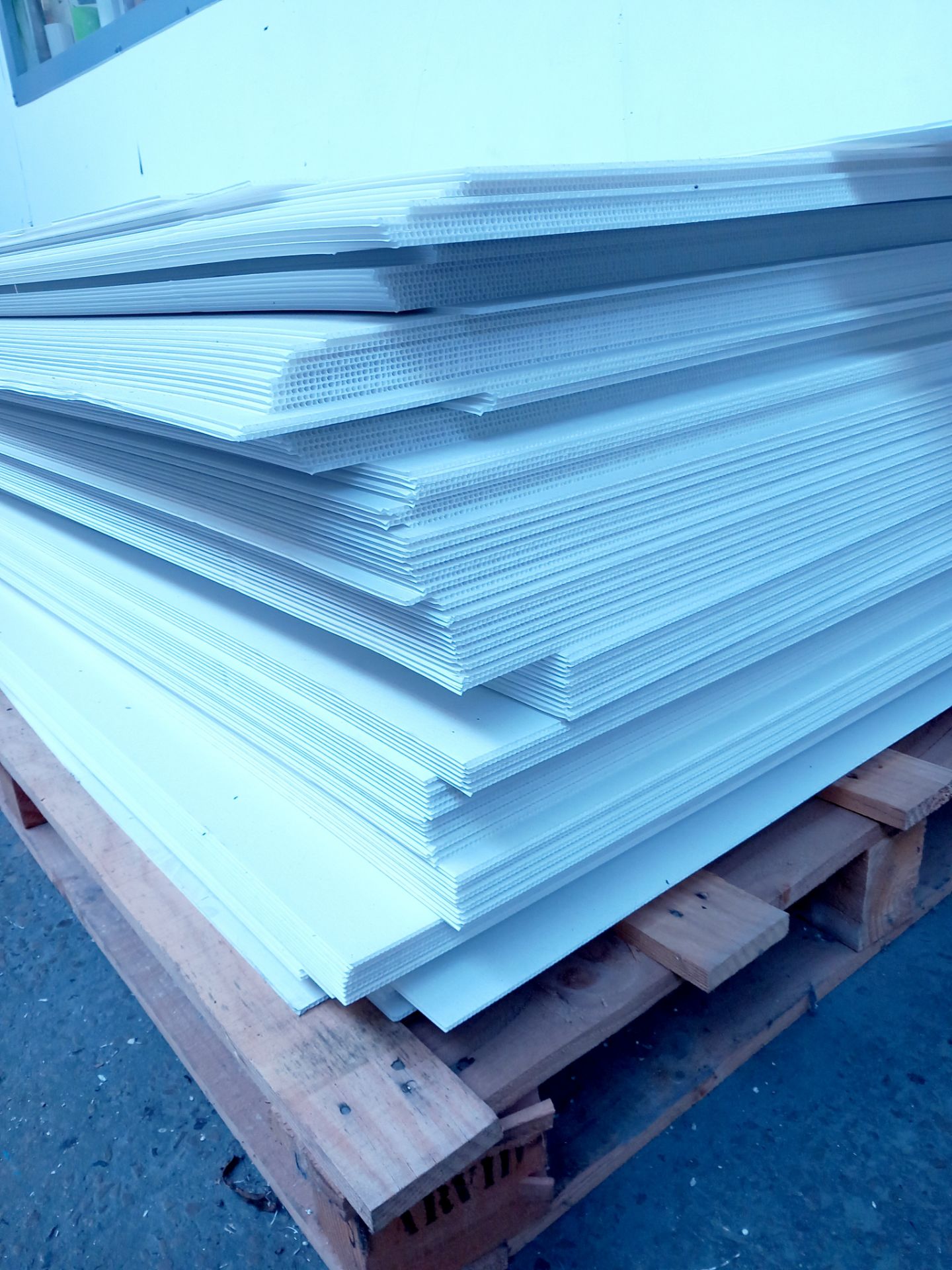 Qty fluted Correx sheets 2mm 3000 x 1000mm - Image 2 of 2