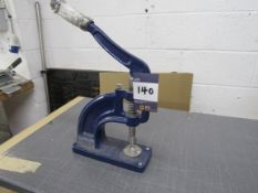 Manual eyelet press