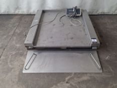 Minebea Intec Industrial Pallet Scales with Combics 1 Digital Readout. Max Capacity 300kg